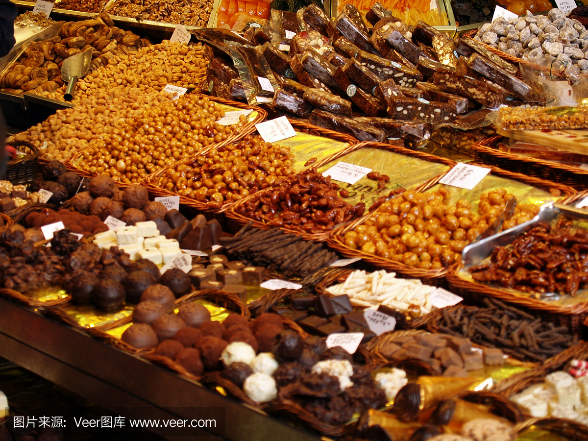 西班牙巴塞罗那市场出售的巧克力和坚果